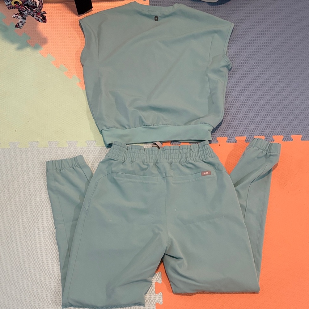 Figs Women's Sage Green Drawstring Jogger Set - Picture 4 of 4
